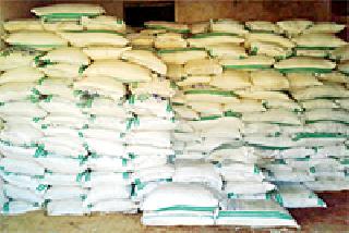 Sales of urea fertilizer at paradi for sale | पारडी येथे युरिया खताची जादा भावाने विक्री