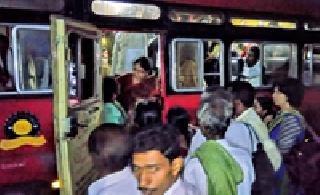 ST carrier passes with women passengers | एसटी वाहकाची महिला प्रवाशांसोबत हुज्जत ST carrier passes with women passengers | एसटी वाहकाची महिला प्रवाशांसोबत हुज्जत