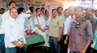 Following the assurances of farmers' fasting | आश्वासनानंतर शेतकऱ्यांचे उपोषण मागे