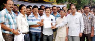 Hire of Ashram Shala employees | आश्रमशाळा कर्मचाऱ्यांचे धरणे