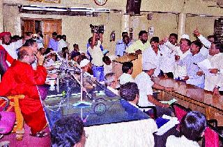 In the monthly meeting of the Municipal Corporation | मनपाच्या मासिक सभेत खडाजंगी