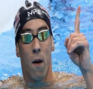 Phelps, who went on to commit suicide, won 23 gold medals in the Olympics | आत्महत्त्या करायला निघालेल्या फेल्प्सने जिंकली ऑलिंपिकमध्ये २३ सुवर्ण पदके Phelps, who went on to commit suicide, won 23 gold medals in the Olympics | आत्महत्त्या करायला निघालेल्या फेल्प्सने जिंकली ऑलिंपिकमध्ये २३ सुवर्ण पदके