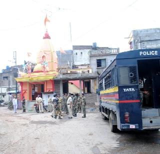 ..and storms into two groups | ..आणि दोन गटात तुफान हाणामारी ..and storms into two groups | ..आणि दोन गटात तुफान हाणामारी