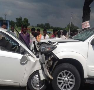 The villagers gave the driver of the accident that killed the driver | अपघात करणाऱ्या आमदाराच्या चालकाला ग्रामस्थांनी दिला चोप The villagers gave the driver of the accident that killed the driver | अपघात करणाऱ्या आमदाराच्या चालकाला ग्रामस्थांनी दिला चोप