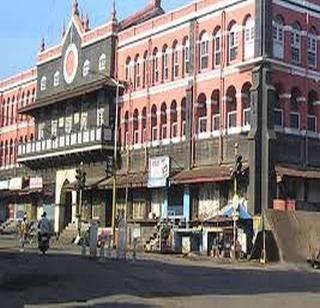 Tribute to a living employee in Kolhapur Municipal Corporation! | कोल्हापूर महापालिकेत चक्क जिवंत कर्मचाऱ्यास श्रद्धांजली..! Tribute to a living employee in Kolhapur Municipal Corporation! | कोल्हापूर महापालिकेत चक्क जिवंत कर्मचाऱ्यास श्रद्धांजली..!