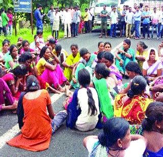 Two wickets in the potholes at Whiterampada | पांढरेपाडा येथे खडड्यांचे २ बळी