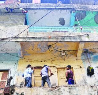 The life of the taxman goes to life ... | भाडेकरू जातो जीवानिशी... The life of the taxman goes to life ... | भाडेकरू जातो जीवानिशी...