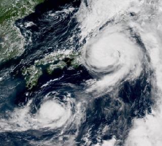 Japan crashes, 10 thousand people displaced | जपानला वादळाचा तडाखा, 10 हजार लोक विस्थापित Japan crashes, 10 thousand people displaced | जपानला वादळाचा तडाखा, 10 हजार लोक विस्थापित