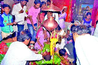 The crowd of devotees at the Dhedeshwar Mahadev Temple | दोधेश्वर महादेव मंदिरात भाविकांची गर्दी