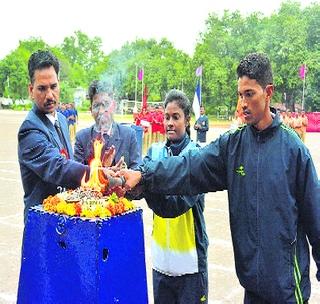 Excellent opening ceremony of district level police sports tournament | जिल्हास्तर पोलीस क्रीडा स्पर्धेचे शानदार उद्घाटन