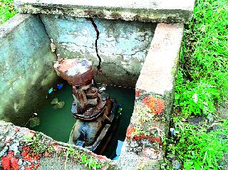 Wastening thousands of liters of water: Municipal officials, employees' neglect | हजारो लिटर पाणी वाया : महापालिका अधिकारी, कर्मचाऱ्यांचे दुर्लक्ष