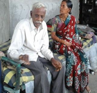 VIDEO - The house of someone giving a house, saying, the temple in their house! | VIDEO - कोणी घर देतं का घर, म्हणत त्यांचा प्रपंच सटवाईच्या मंदिरात ! VIDEO - The house of someone giving a house, saying, the temple in their house! | VIDEO - कोणी घर देतं का घर, म्हणत त्यांचा प्रपंच सटवाईच्या मंदिरात !