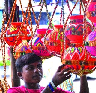 This year, it will be split into a dahi hall! | यंदाही दहीहंडी मैदानातच फुटणार! This year, it will be split into a dahi hall! | यंदाही दहीहंडी मैदानातच फुटणार!