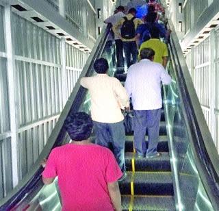 Vasai walks through Nalasopara railway stations | वसई, नालासोपारा रेल्वे स्थानकांत सरकते जिने सुरु Vasai walks through Nalasopara railway stations | वसई, नालासोपारा रेल्वे स्थानकांत सरकते जिने सुरु