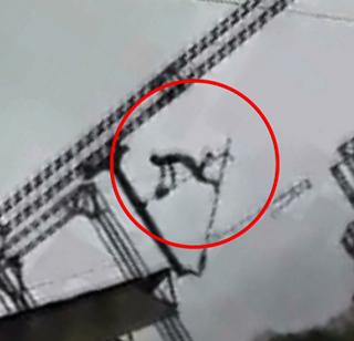 VIDEO: A young woman seriously injured in an overhead wire shock in the Mirror station | VIDEO : मीरारोड स्थानकात ओव्हरहेड वायरच्या धक्क्याने तरूण गंभीर जखमी VIDEO: A young woman seriously injured in an overhead wire shock in the Mirror station | VIDEO : मीरारोड स्थानकात ओव्हरहेड वायरच्या धक्क्याने तरूण गंभीर जखमी