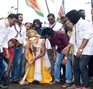 Dombivali Ganapati babupavaya badla khade | डोंबिवलीत गणपतीबाप्पाने बुजवले खड्डे Dombivali Ganapati babupavaya badla khade | डोंबिवलीत गणपतीबाप्पाने बुजवले खड्डे