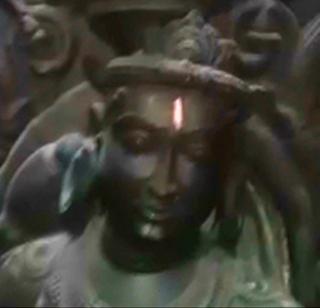 VIDEO: The idol of Lord Shrikrishna was discovered at Plow in Akola | VIDEO : अकोल्यात शेत नांगरताना सापडली होती श्रीकृष्णाची मूर्ती VIDEO: The idol of Lord Shrikrishna was discovered at Plow in Akola | VIDEO : अकोल्यात शेत नांगरताना सापडली होती श्रीकृष्णाची मूर्ती