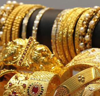 Two kilos of gold found in the intake of the woman | महिलेच्या अंतर्वस्त्रात सापडले २ किलो सोने Two kilos of gold found in the intake of the woman | महिलेच्या अंतर्वस्त्रात सापडले २ किलो सोने