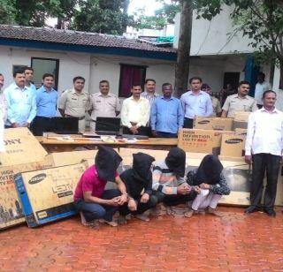 Acquisition of 15 million rupees of four paramilitary accused in the burglary | चार परप्रांतीय आरोपींकडून घरफोडीतील १५ लाखांचा मुददेमाल हस्तगत Acquisition of 15 million rupees of four paramilitary accused in the burglary | चार परप्रांतीय आरोपींकडून घरफोडीतील १५ लाखांचा मुददेमाल हस्तगत