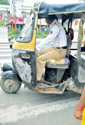 Women's torture and traffic police readiness: | महिलेची छेड अन् वाहतूक पोलिसाची तत्परता :