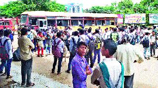 Student unsafe at Kalvan bus station | कळवण बसस्थानकावर विद्यार्थी असुरक्षित