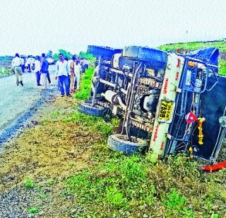 Two devotees of Satara killed in the accident | अपघातात साताऱ्याचे दोन भाविक ठार Two devotees of Satara killed in the accident | अपघातात साताऱ्याचे दोन भाविक ठार