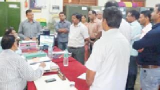 Staffing plants by the CEO | सीईओद्वारा कर्मचाऱ्यांची झाडाझडती Staffing plants by the CEO | सीईओद्वारा कर्मचाऱ्यांची झाडाझडती