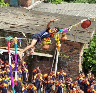 Govinda hanged on the cord | दोरीला लटकलेल्या गोविंदाने काढला सेल्फी Govinda hanged on the cord | दोरीला लटकलेल्या गोविंदाने काढला सेल्फी