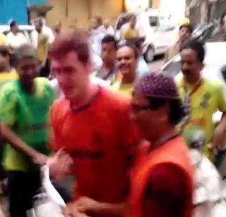 VIDEO: Throttle Europeans on the raw gauntlet in Mumbai | VIDEO : मुंबईत कच्ची बाजाच्या तालावर थिरकले युरोपिअन्स VIDEO: Throttle Europeans on the raw gauntlet in Mumbai | VIDEO : मुंबईत कच्ची बाजाच्या तालावर थिरकले युरोपिअन्स