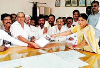 Repair damaged bridge on Bor river in Dereda | देरडा येथील बोर नदीवरील क्षतिग्रस्त पुलाची दुरूस्ती करा