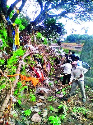 Cleanliness by Nassardi, Godaghat Municipal Corporation | नासर्डी, गोदाघाटाची मनपाकडून साफसफाई