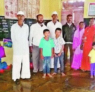 Trouble caused to children due to rotten anganwadi | गळक्या अंगणवाडीमुळे बालकांना होतोय त्रास Trouble caused to children due to rotten anganwadi | गळक्या अंगणवाडीमुळे बालकांना होतोय त्रास