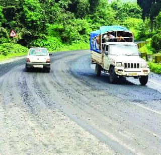 The work of filling up potholes on the highway is fast | महामार्गावरील खड्डे भरण्याचे काम तेजीत The work of filling up potholes on the highway is fast | महामार्गावरील खड्डे भरण्याचे काम तेजीत