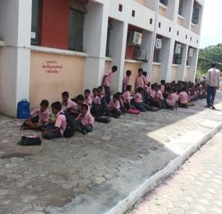 VIDEO: School full of Zilla Parishad! | VIDEO : जिल्हा परिषदेच्या परिसरात भरली वारल्याची शाळा!