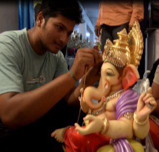 Nashik: Market on the backdrop of Ganeshotsav was decorated | नाशिक - गणेशोत्सवाच्या पार्श्वभुमीवर बाजारपेठ सजली Nashik: Market on the backdrop of Ganeshotsav was decorated | नाशिक - गणेशोत्सवाच्या पार्श्वभुमीवर बाजारपेठ सजली