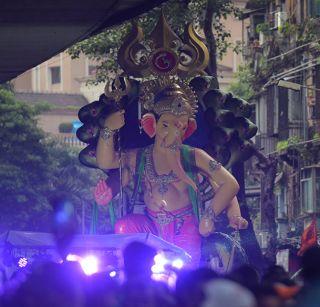 VIDEO - Magnificent arrival of the King of Parel | VIDEO - परळच्या राजाचे भव्य आगमन