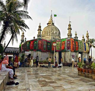 Haji Ali's Mazar open for women! | हाजी अलीचे मजार महिलांसाठी खुले! Haji Ali's Mazar open for women! | हाजी अलीचे मजार महिलांसाठी खुले!