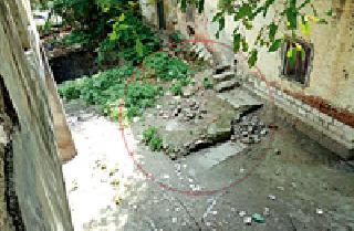 The image of Saint Gajanan Maharaj was deleted | संत गजानन महाराजांची प्रतिमा हटविली