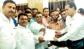 Give yourself seven to seven in the Talathi office | तलाठी कार्यालयात आॅनलाईन सात बारा द्या