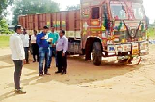 District collectors seized five trucks smuggling | रेतीची तस्करी करणारे पाच ट्रक जिल्हाधिकाऱ्यांनी पकडले District collectors seized five trucks smuggling | रेतीची तस्करी करणारे पाच ट्रक जिल्हाधिकाऱ्यांनी पकडले