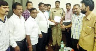 Citizens Fury on Police Inspector | पोलीस निरीक्षकावर नागरिकांचा रोष Citizens Fury on Police Inspector | पोलीस निरीक्षकावर नागरिकांचा रोष