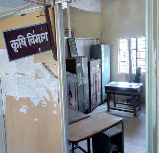 Washim - Without Panchayat Samiti employees, waiting for the citizen | वाशिम - पंचायत समिती कर्मचा-यांविना, नागरिक प्रतिक्षेत Washim - Without Panchayat Samiti employees, waiting for the citizen | वाशिम - पंचायत समिती कर्मचा-यांविना, नागरिक प्रतिक्षेत