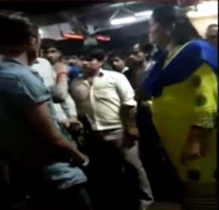 Two policemen detained in Kalyan, women police | कल्याणमध्ये महिला पोलिसांनाच मारहाण, दोन फेरीवाले अटकेत Two policemen detained in Kalyan, women police | कल्याणमध्ये महिला पोलिसांनाच मारहाण, दोन फेरीवाले अटकेत