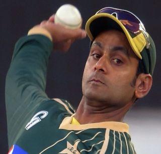 Mohammad Hafeez's order to test the bowling | मोहम्मद हफीजला गोलंदाजीचे परीक्षण करुन घेण्याचे आदेश Mohammad Hafeez's order to test the bowling | मोहम्मद हफीजला गोलंदाजीचे परीक्षण करुन घेण्याचे आदेश