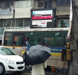 'Porn' movie was started on Karve road in Pune | पुण्यात कर्वे रोडवर भरदिवसा सुरू झाली 'पॉर्न' फिल्म 'Porn' movie was started on Karve road in Pune | पुण्यात कर्वे रोडवर भरदिवसा सुरू झाली 'पॉर्न' फिल्म