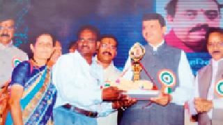 Yashwant Overrived Award | यशवंत उपरीकर पुरस्काराने सन्मानित