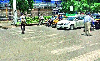 Do not stop the vehicles' zebra. | वाहने ‘झेब्रा’वर थांबवू नका.. Do not stop the vehicles' zebra. | वाहने ‘झेब्रा’वर थांबवू नका..