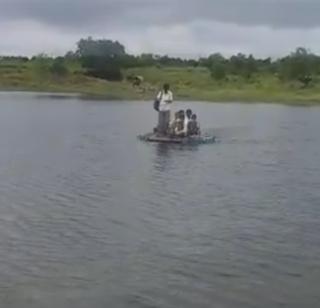 VIDEO-Failure of students to escape from thermocol | VIDEO- पुलाअभावी थर्माकॉलवरून विद्यार्थ्यांचा जीवघेणा प्रवास