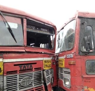 Drivers' helplessness; Two buses hit and 11 others injured | चालकांचा हलगर्जीपणा ; दोन बसची धडक, 11 जण जखमी Drivers' helplessness; Two buses hit and 11 others injured | चालकांचा हलगर्जीपणा ; दोन बसची धडक, 11 जण जखमी