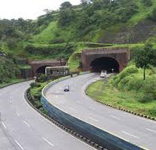 Traffic collide with accident on 'Express Way' | 'एक्सप्रेस वे' वर अपघात शिवनेरीची ट्रकला धडक Traffic collide with accident on 'Express Way' | 'एक्सप्रेस वे' वर अपघात शिवनेरीची ट्रकला धडक